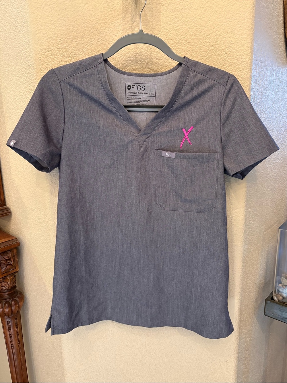 FIGS Women Gray Breast Cancer Awareness V-Neck Scrub Top Size XS